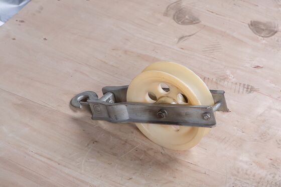 comprare Hooke Type Cable Roller Stringing Pulley with 15KN Rated Load 200*60 Nylon Wheel for Overhead Cable Pulling online manufacture