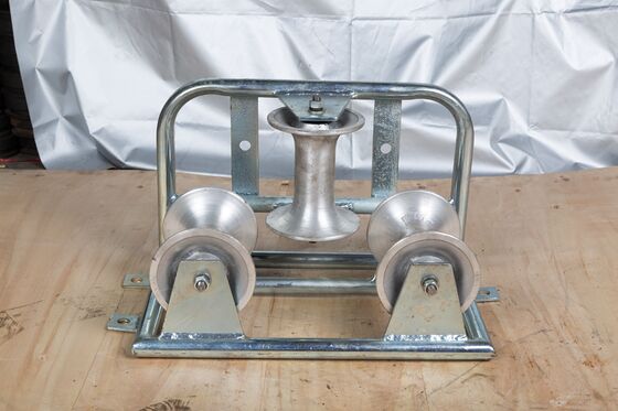 comprare Heavy-Duty Steel Frame Triple Roller Guide for 90° Bend Handling in Power Cable Installation online manufacture