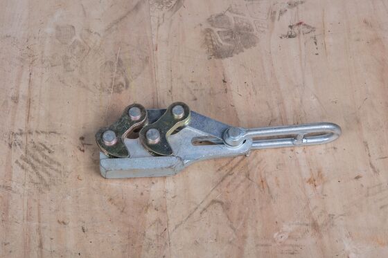 comprare Durable Earth Wire Tensioning Clamp for 50-70mm² with 20-30 kN Load Capacity and Quick Cam-Locking online manufacture