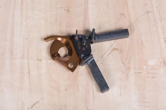 comprare Heavy-Duty Ratcheting Cable Cutter with High-Strength Steel Blade for Copper and Aluminum Wires online manufacture
