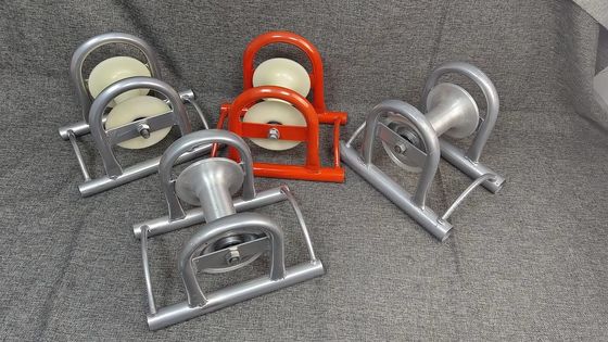 Linea retta di cavi elettrici per ponti aerei